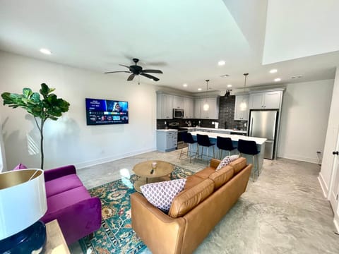 Communal lounge/ TV room, TV and multimedia, Kitchen or kitchenette, Living room, Seating area, Dining area, Evening entertainment, oven, pet friendly, stove