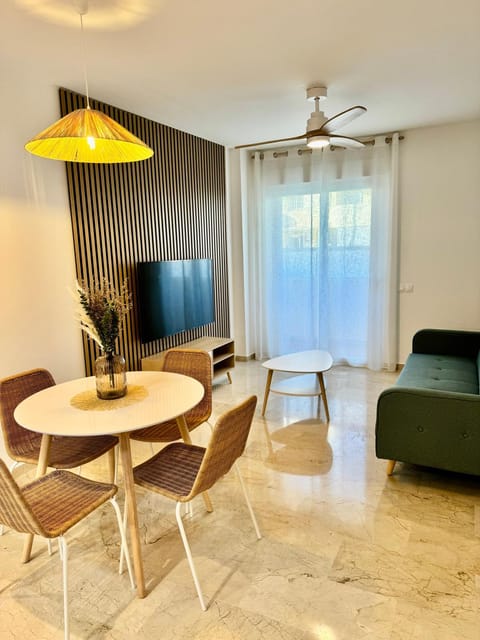 Communal lounge/ TV room, TV and multimedia, Living room, Dining area, fireplace