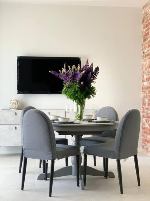 TV and multimedia, Living room, Seating area, Dining area