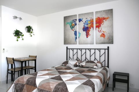 Bed, Dining area