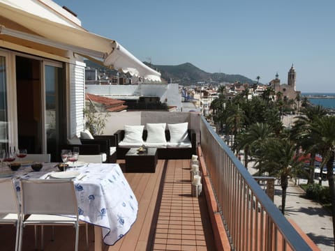 Restaurant/places to eat, Bird's eye view, Balcony/Terrace, Balcony/Terrace, Seating area, Dining area, Beach, Beach, On site, Sea view, Sea view, Supermarket/grocery shop, Shopping Area