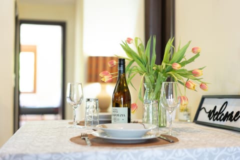 Food and drinks, Dining area, Food