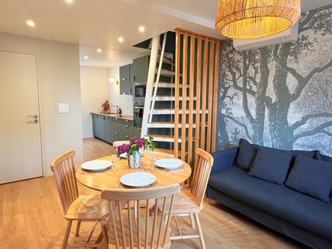 Kitchen or kitchenette, Living room, Seating area, Dining area
