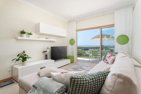 Bed, Natural landscape, TV and multimedia, Living room, Photo of the whole room, Seating area, Bedroom