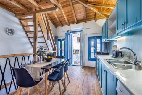 Kitchen or kitchenette, Seating area, Dining area
