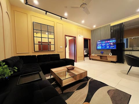Communal lounge/ TV room, TV and multimedia, Living room, Seating area, Dining area, Evening entertainment