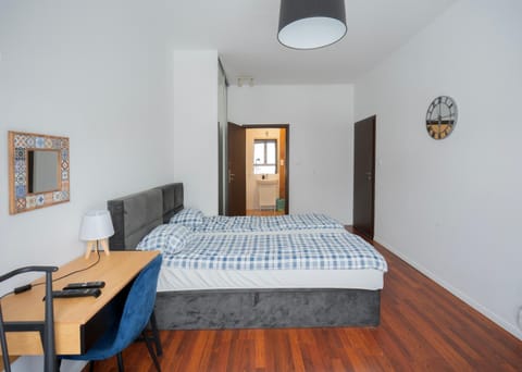 Bed, TV and multimedia, Photo of the whole room