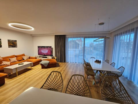 TV and multimedia, Living room, Seating area, Dining area