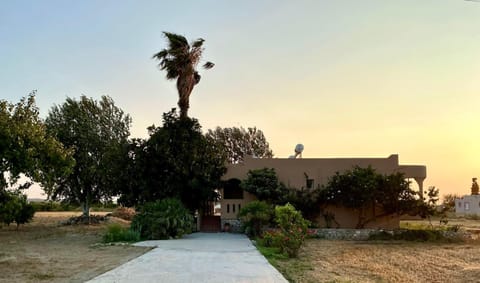 Property building, Garden, Garden, Location