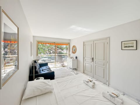 Bed, Living room, Bedroom