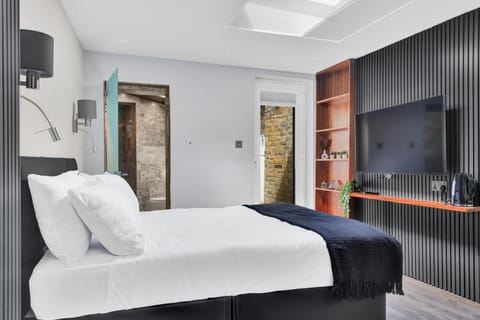 Bed, TV and multimedia, Bedroom
