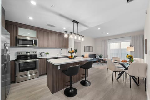 Kitchen or kitchenette, Dining area, dishwasher, minibar, stove, toaster