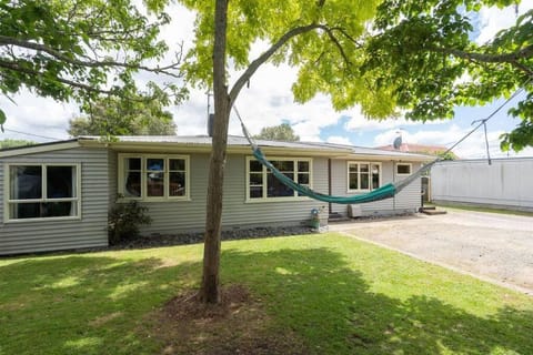 Family-Friendly 5-Bedroom Home Near Uni & Hamilton Gardens - Sleeps 10 Villa in Hamilton