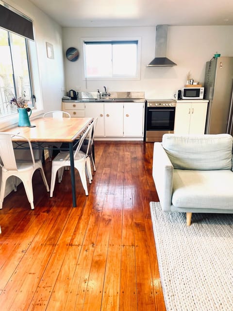 Kitchen or kitchenette, Lounge or bar, Dining area, oven, stove