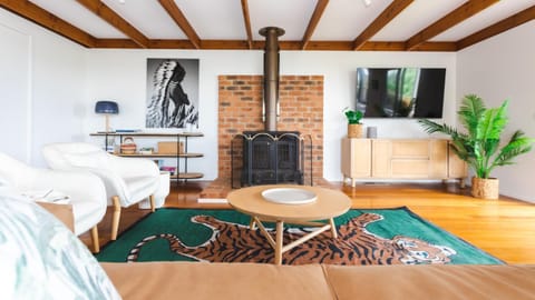 Communal lounge/ TV room, TV and multimedia, Living room, Seating area, flat iron
