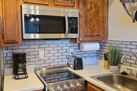 Cozy Updated Cove of Heaven, 5mins to Lake Hefner! Apartment in Oklahoma City