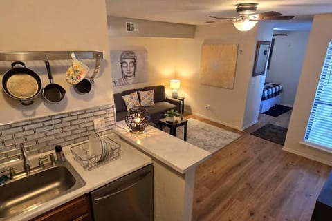 Cozy Updated Cove of Heaven, 5mins to Lake Hefner! Apartment in Oklahoma City