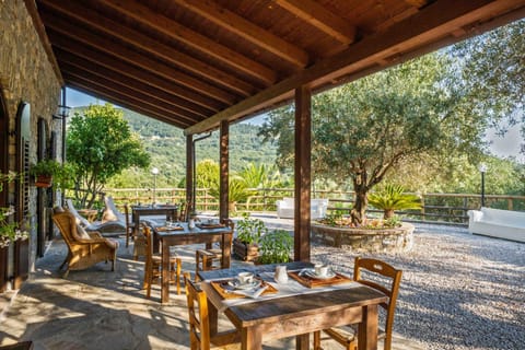 Restaurant/places to eat, Garden, Seating area