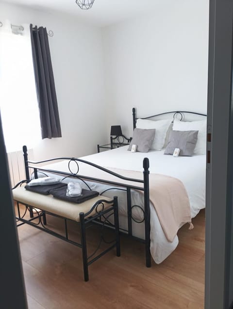 Bed, Night, Photo of the whole room, Bedroom, towels, towels