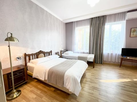 Bed, TV and multimedia, Bedroom