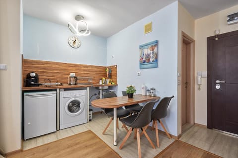 Kitchen or kitchenette, Living room, washing machine