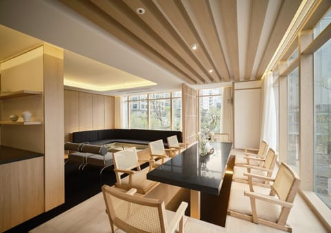 Kitchen or kitchenette, Living room, Seating area, Dining area