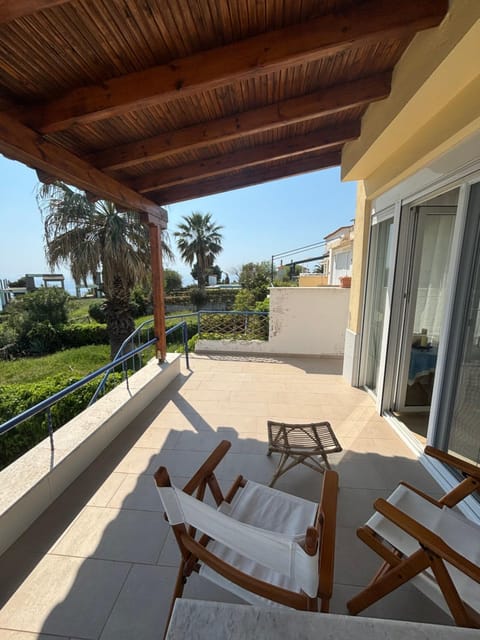 Patio, Day, Garden, View (from property/room), Balcony/Terrace, Living room, Seating area, Dining area, Garden view, sunbed