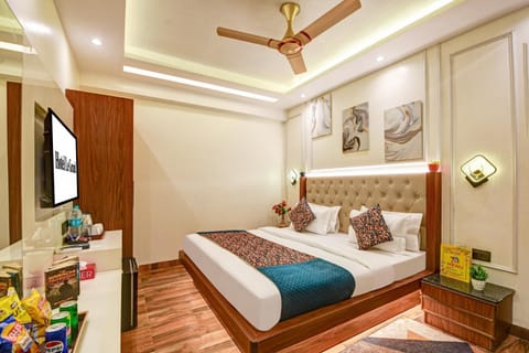 Communal lounge/ TV room, Bed, TV and multimedia, Photo of the whole room, Evening entertainment, Bedroom, fireplace, wardrobe