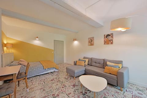 Bed, Living room, Photo of the whole room, Seating area, Bedroom