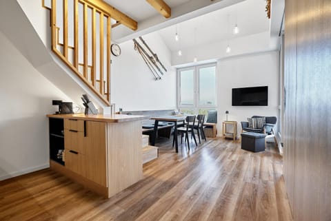 TV and multimedia, Kitchen or kitchenette, Living room, Seating area, hair dresser