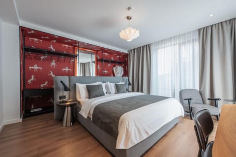 Bed, Living room, Photo of the whole room, Seating area, Bedroom