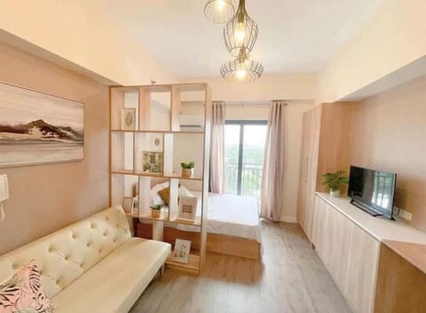 Bed, TV and multimedia, Living room, Seating area, Bedroom