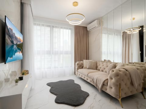 Bed, TV and multimedia, Living room, Photo of the whole room, Seating area, Bedroom, towels, air conditioner