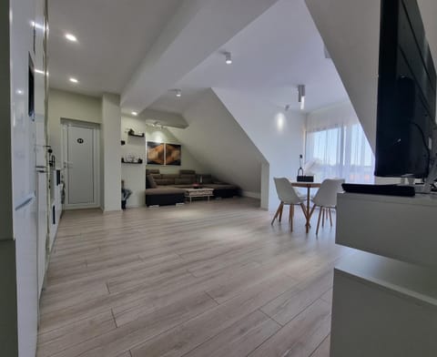 Bed, TV and multimedia, Kitchen or kitchenette, Living room, Dining area