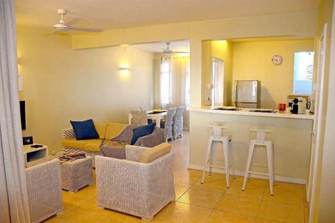 TV and multimedia, Coffee/tea facilities, Living room, Seating area, Dining area