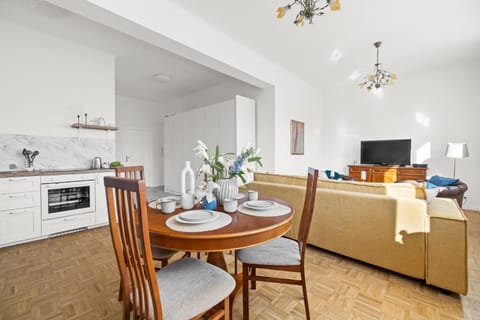 Kitchen or kitchenette, Living room, Seating area, Dining area