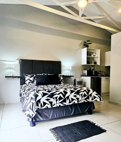 Bed, Kitchen or kitchenette, Bedroom, minibar