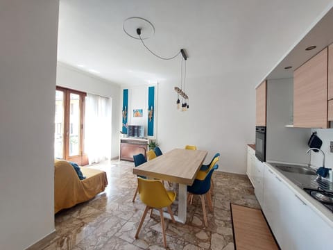 TV and multimedia, Kitchen or kitchenette, Living room, Seating area, Dining area