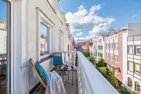 Property building, Patio, Day, Balcony/Terrace