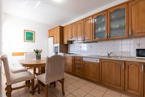 Kitchen or kitchenette, Dining area, dishwasher, oven, stove