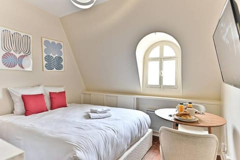 Bed, Photo of the whole room, Dining area
