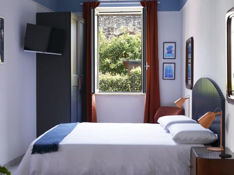 Bed, Bedroom, Landmark view, hair dresser