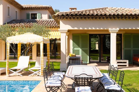 Property building, Patio, Garden, Living room, Seating area, Dining area, Garden view, Pool view, Swimming pool, sunbed