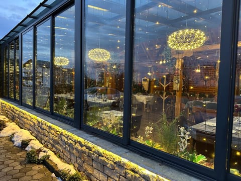 Property building, Restaurant/places to eat