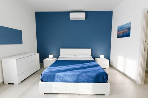 Bed, Photo of the whole room, Bedroom, air conditioner