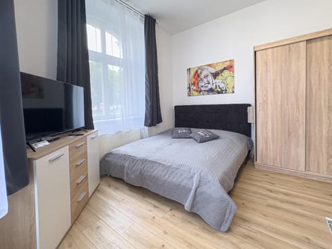 TV and multimedia, Photo of the whole room, Bedroom, wardrobe