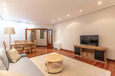 Communal lounge/ TV room, TV and multimedia, Living room, Seating area, Dining area