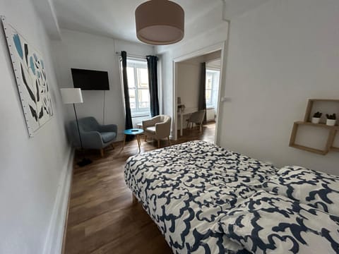 Bed, TV and multimedia, Photo of the whole room, Bedroom
