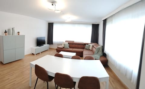 TV and multimedia, Living room, Seating area, Food