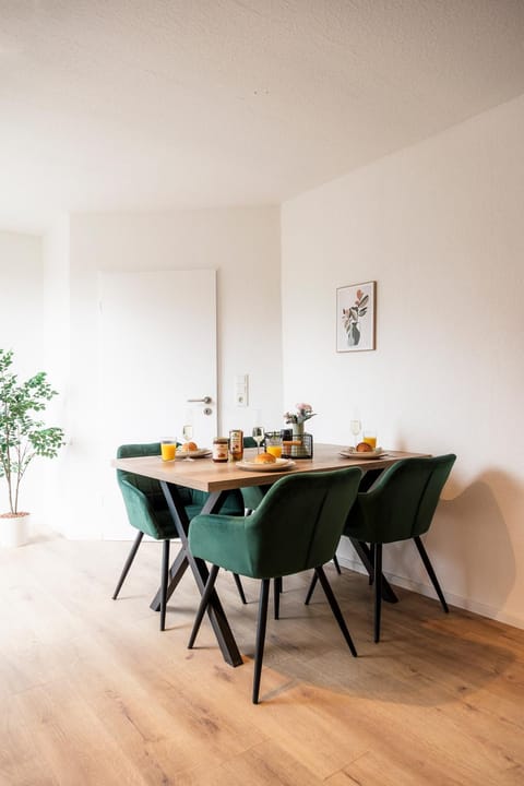 Living room, Food and drinks, Seating area, Dining area, Food